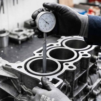 Mesureur d'alésage à cadran contrôlant un bloc cylindre moteur - Étalonnage dimensionnel QualiMet Maroc