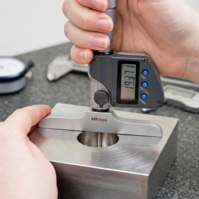 Jauge de profondeur numérique Mitutoyo mesurant une pièce usinée - Étalonnage dimensionnel QualiMet Maroc